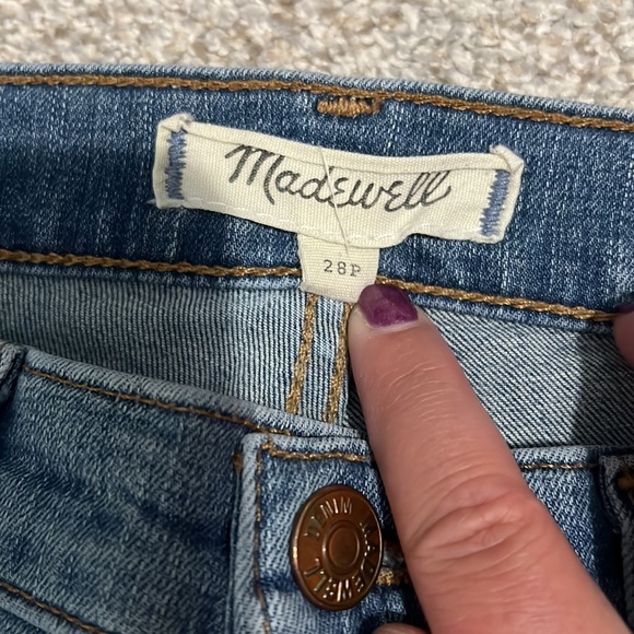 Like new distressed Madewell cropped jeans. 29p - Picture 2 of 3